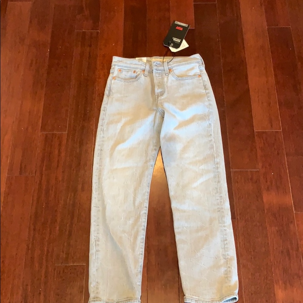 NEW light grey Levi cropped jeans